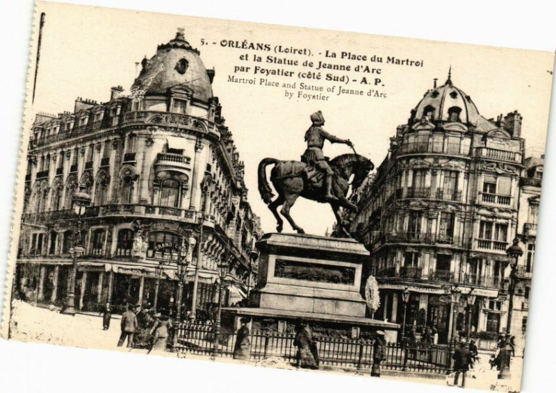 Carte postale ancienne Orleans - La Place du Martroi à Orléans