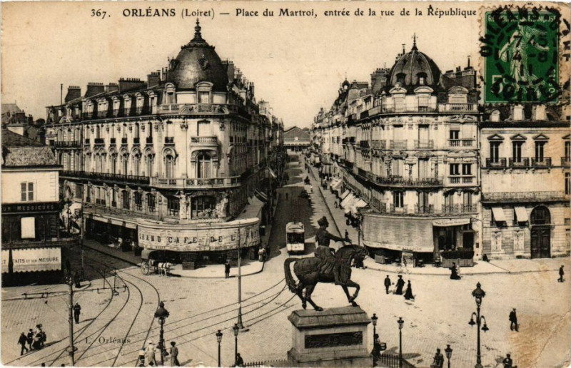 Carte postale ancienne Orleans - La Place du Martroi à Orléans