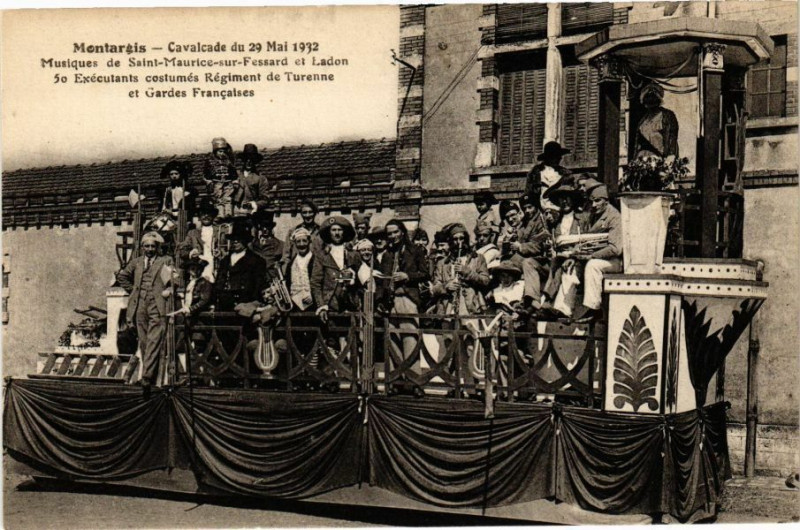 Carte postale ancienne Montargis-Cavalcade de 1932-Musiques de St-Maurice s Fessard à Montargis