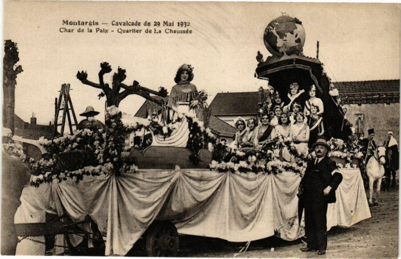 Carte postale ancienne Montargis-Cavalcade du 29 Mai 1932-Char de la Paix-Quartier à Montargis