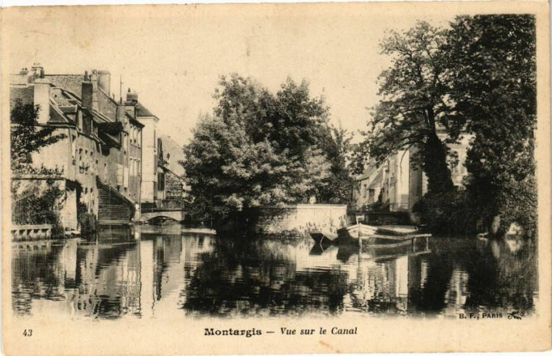 Carte postale ancienne Montargis - Vue sur le Canal à Montargis