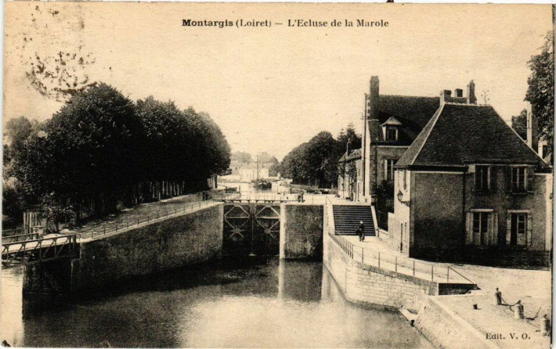 Carte postale ancienne Montargis - L'Ecluse de la Marole à Montargis