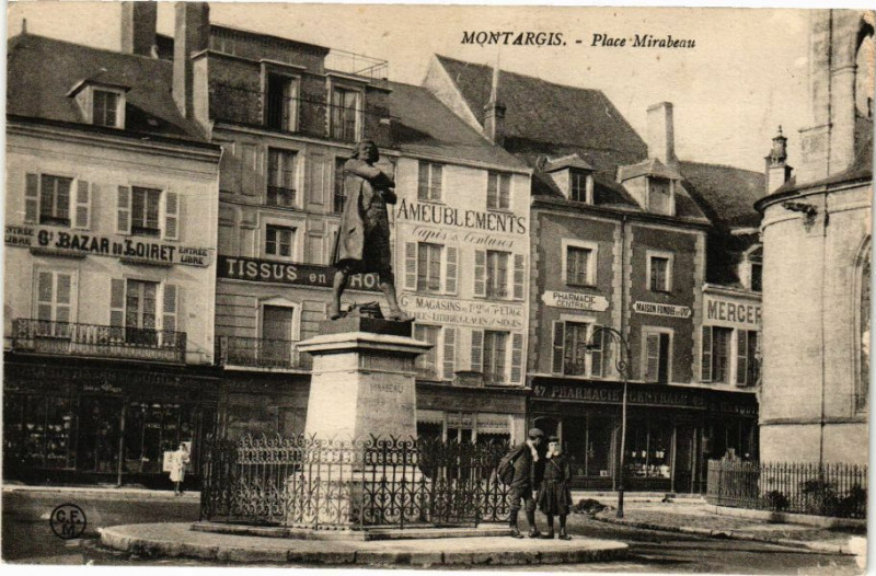 Carte postale ancienne Montargis - Place Mirabeau à Montargis
