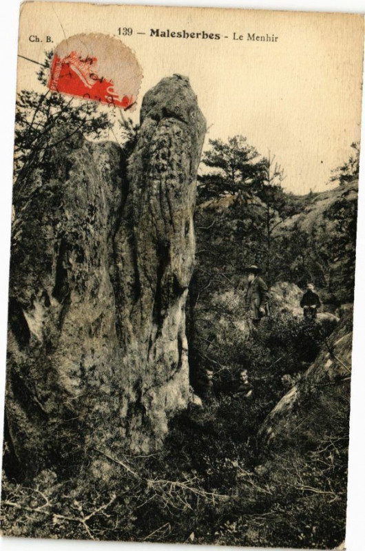 Carte postale ancienne Malesherbes - Le Menhir