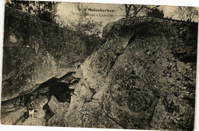Carte postale ancienne Malesherbes - Le Grotte a Camoens