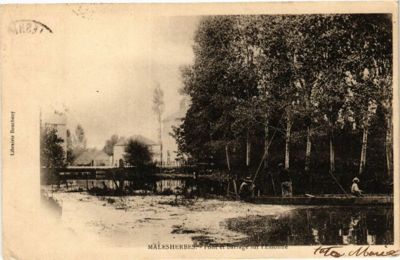 Carte postale ancienne Malesherbes - Pont et Barrage sur l'Essonne