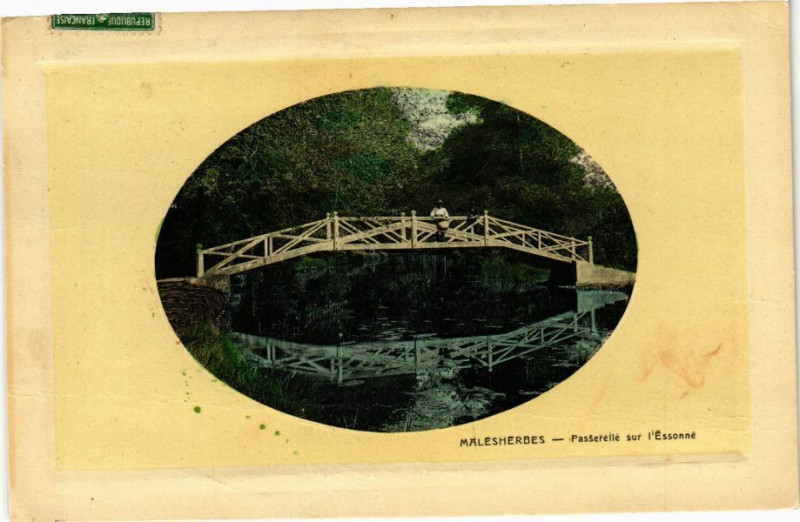 Carte postale ancienne Malesherbes - Passerelle sur l'Essonne