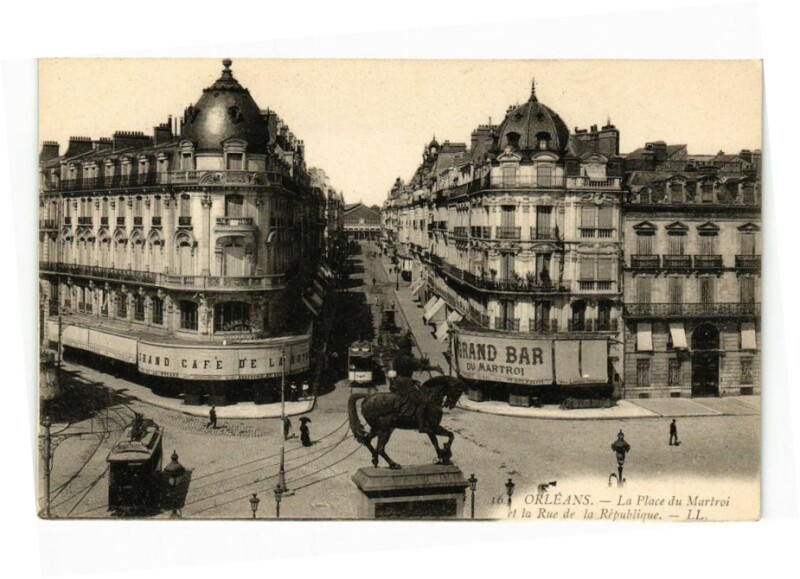 Carte postale ancienne Orleans - La Place du Matroi et la Rue de la Republique à Orléans