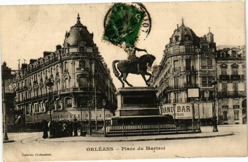 Carte postale ancienne Orleans - Place du Martroi à Orléans