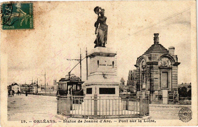 Carte postale ancienne Orleans - Statue de Jeanne d'Arc - Pont sur la Loire à Orléans