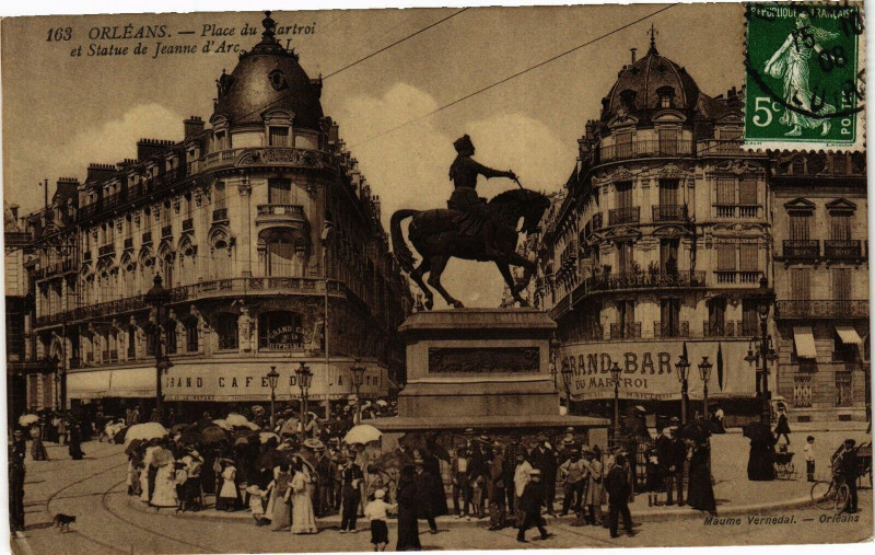 Carte postale ancienne Orleans - Place du Martroi et Statue de Jeanne d'Arc à Orléans
