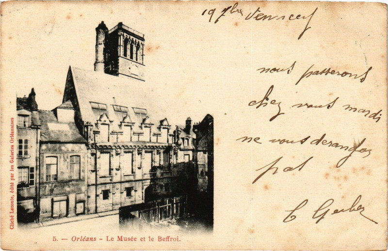 Carte postale ancienne Orleans - Le Musée et le Beffroi à Orléans