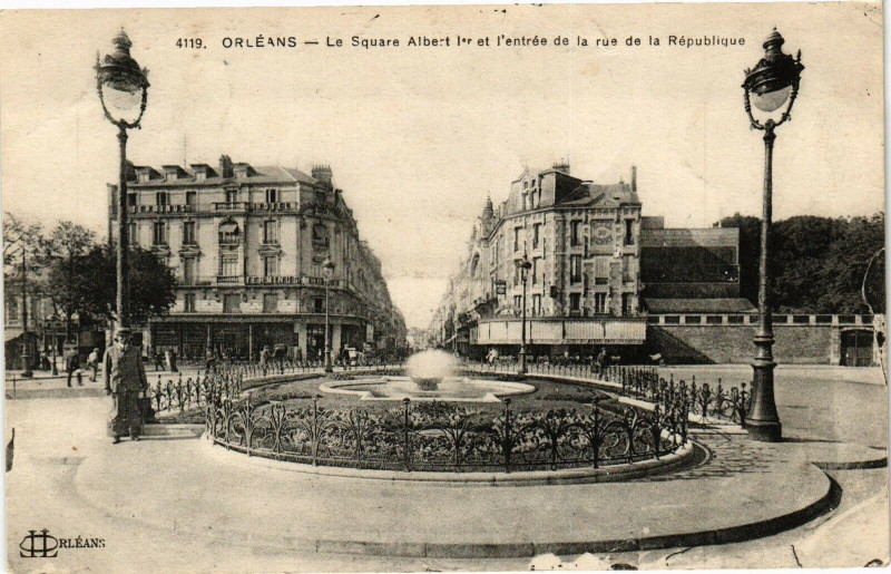 Carte postale ancienne Orleans-Le Square Albert I. et l'entrée de la rue de la Republique à Orléans