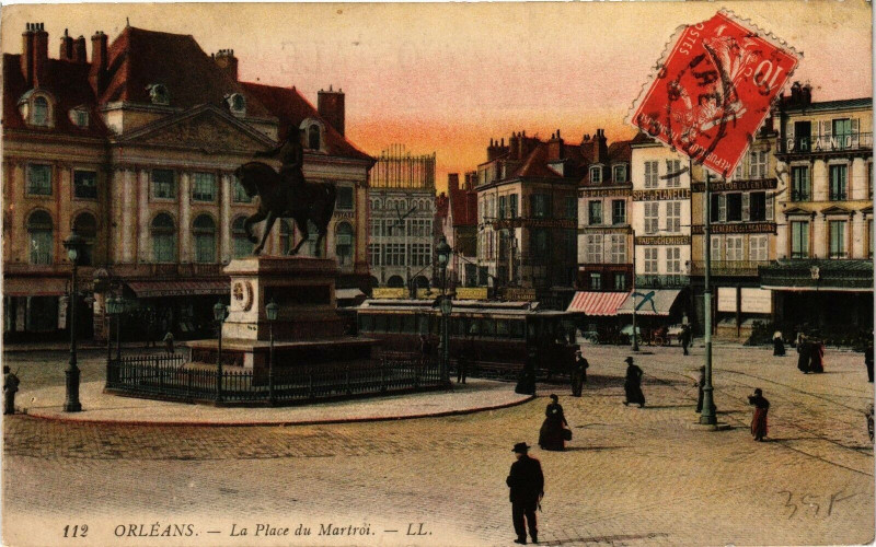 Carte postale ancienne Orleans - Place du Martroi à Orléans