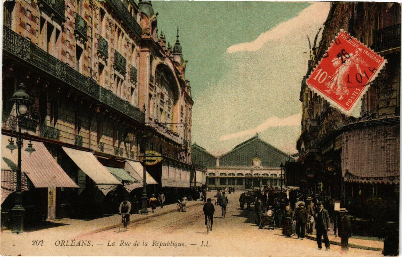 Carte postale ancienne Orleans - La Rue de la Republique à Orléans