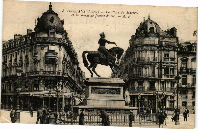 Carte postale ancienne Orleans - La Place du Martroi et la Statue de Jeanne d'Arc à Orléans