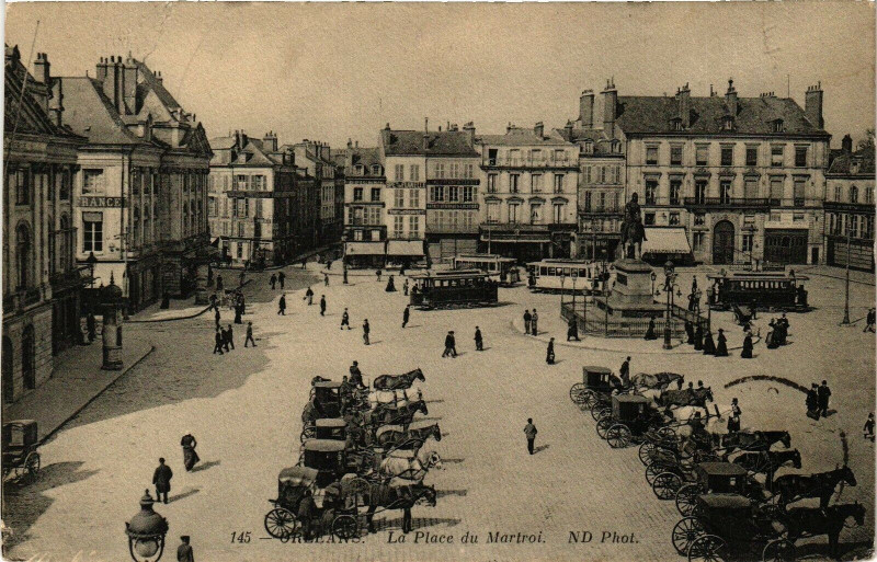 Carte postale ancienne Orleans - La Place du Martroi à Orléans