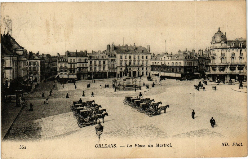 Carte postale ancienne Orleans - La Place du Martroi à Orléans