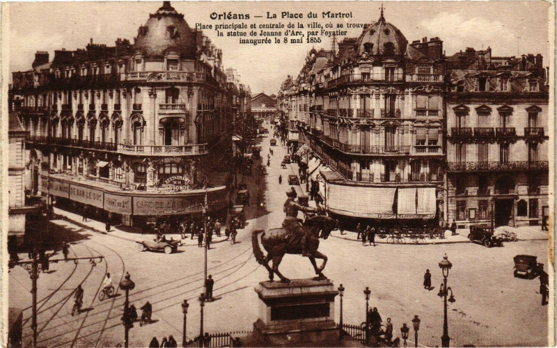 Carte postale ancienne Orleans - La Place du Martroi à Orléans