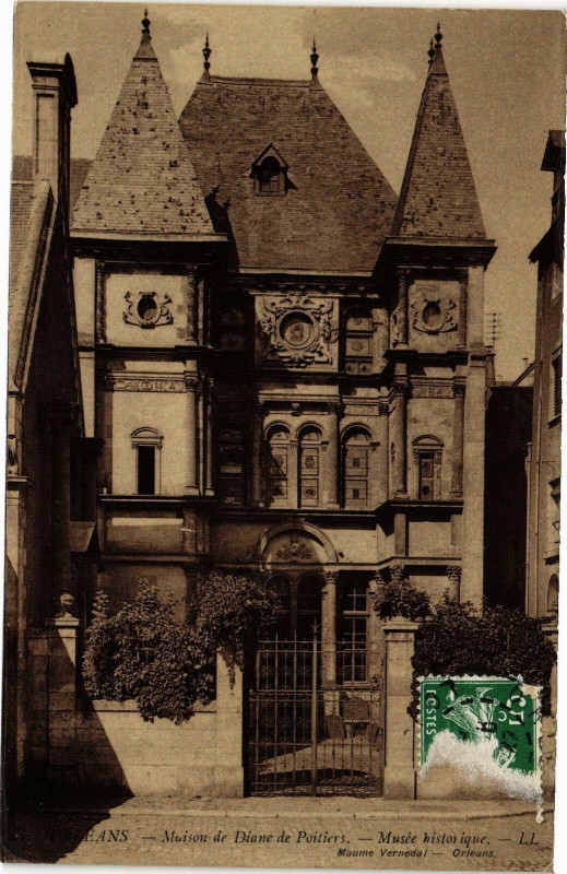 Carte postale ancienne Orleans - Maison de Diane de Poitiers - Musée historique à Orléans