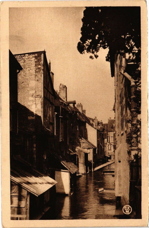 Carte postale ancienne Montargis - Vue sur l'eau à Montargis
