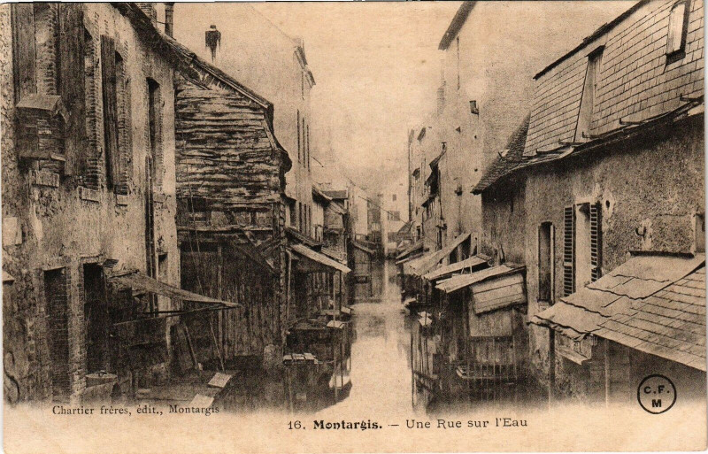 Carte postale ancienne Montargis - Une Rue sur l'Eau à Montargis