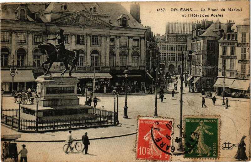 Carte postale ancienne Orleans - La Place du Martroi et l'Hotel des Postes à Orléans