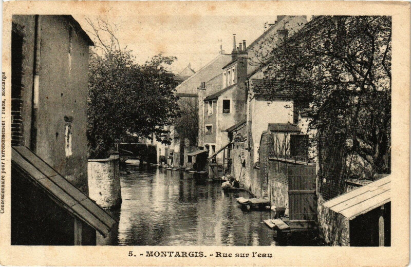 Carte postale ancienne Montargis - Rue sur l'eau à Montargis