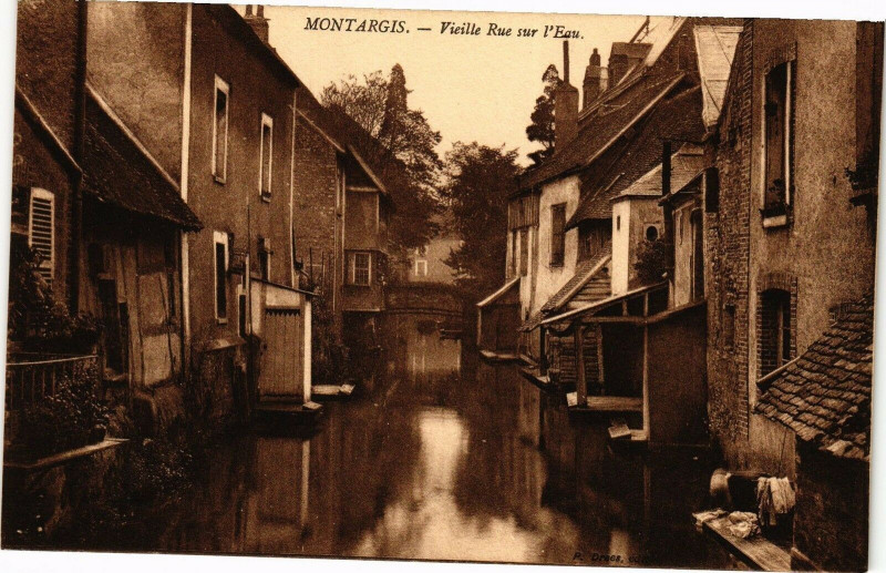 Carte postale ancienne Montargis - Vieille Rue sur l'Eau à Montargis