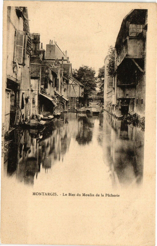Carte postale ancienne Montargis - Le Biez du Moulin de la Pecherie à Montargis