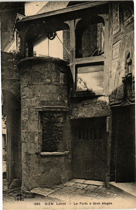 Carte postale ancienne Gien - Le Puits a deux etages à Gien