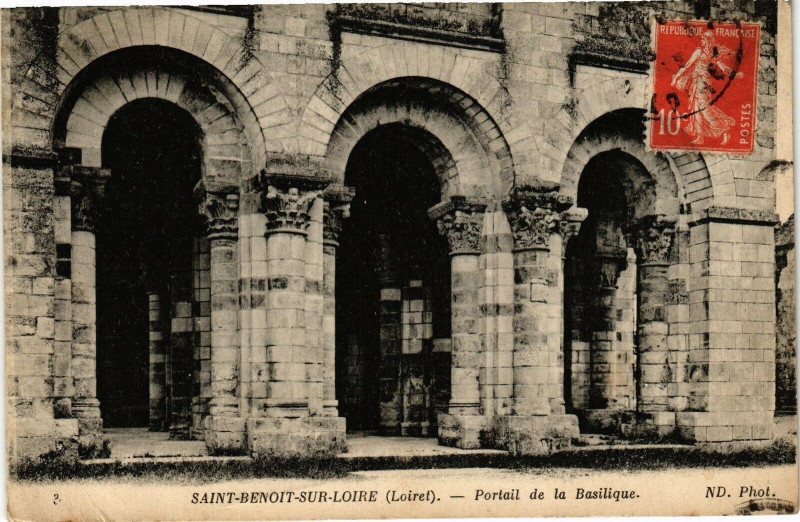 Carte postale ancienne Saint-Bemoit-sur-Loire - Portail de la Basilique