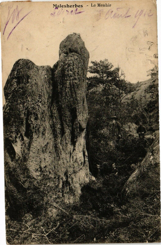 Carte postale ancienne Malesherbes - Le Menhir
