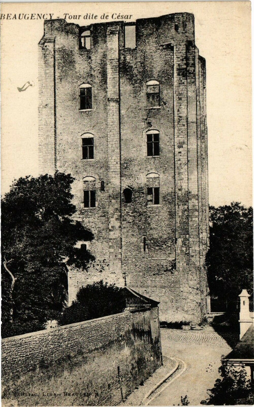 Carte postale ancienne Beaugency-Tour dite de Cesar à Beaugency