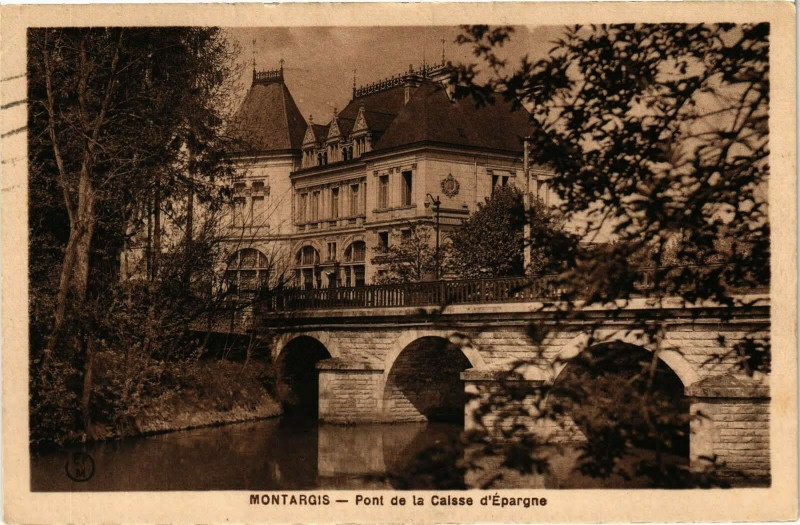 Carte postale ancienne Montargis-Pont de la Caisse d'Epargne à Montargis