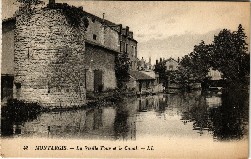 Carte postale ancienne Montargis-La Vieille Tour et le Canal à Montargis