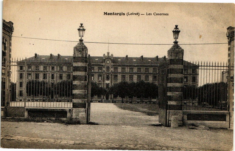 Carte postale ancienne Montargis-Les Casernes à Montargis