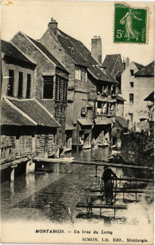 Carte postale ancienne Montargis-Un bras du Loing à Montargis