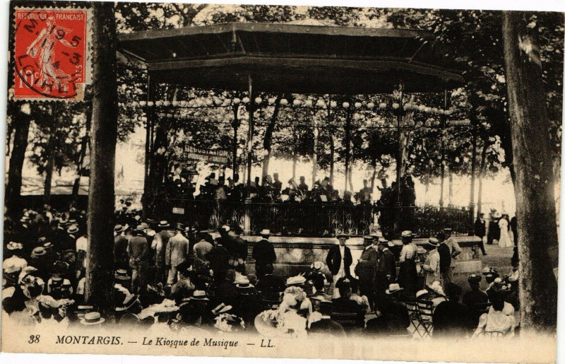 Carte postale ancienne Montargis-Le Kiosque de Musique à Montargis