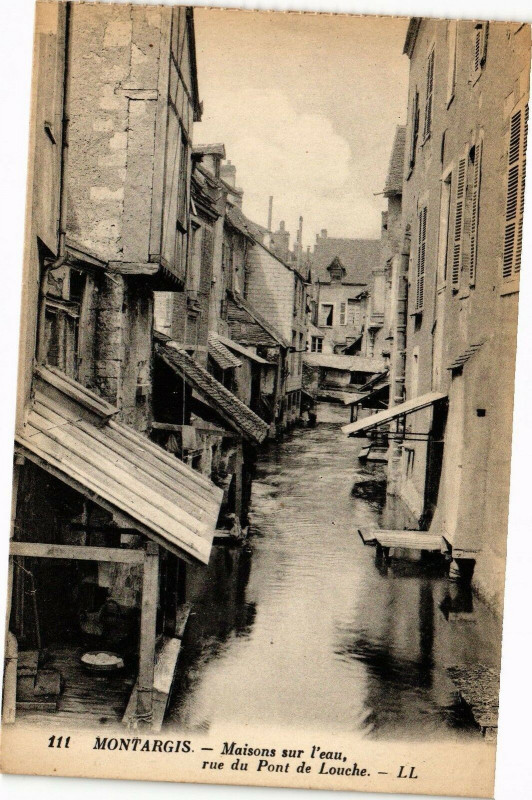Carte postale ancienne Montargis-Maisons sur l'eau rue du Pont de Louche à Montargis