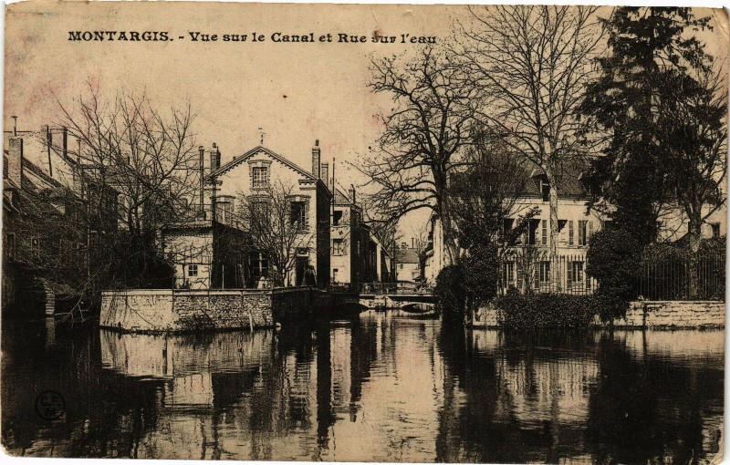 Carte postale ancienne Montargis-Vue sur le Canal et Rue su l'eau à Montargis
