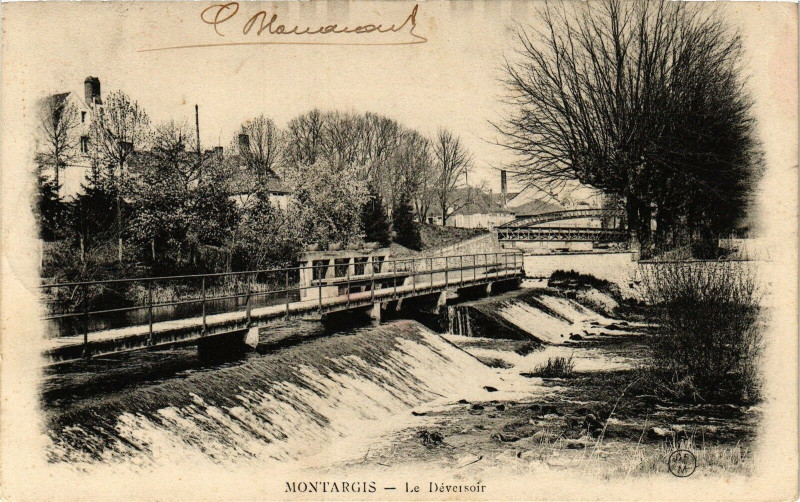Carte postale ancienne Montargis-Le Deversoir à Montargis