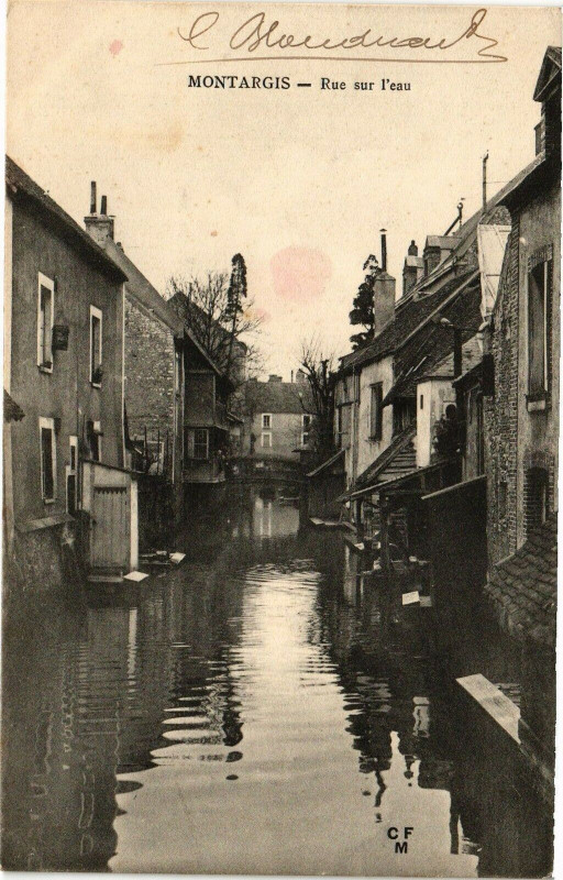 Carte postale ancienne Montargis-Rue sur l'eau à Montargis