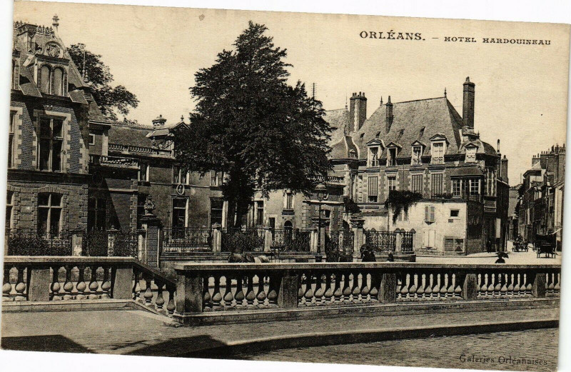 Carte postale ancienne Orleans-Hotel Hardouineau à Orléans