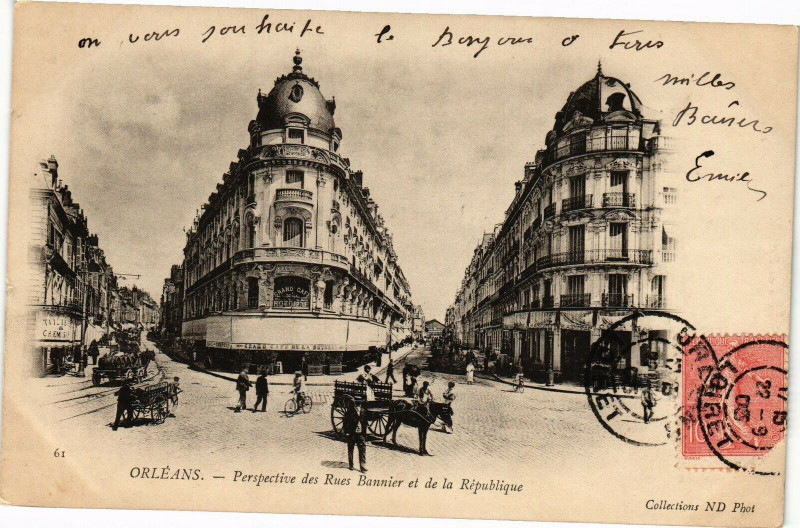 Carte postale ancienne Orleans-Perspective des Rues Bannier et de la Republique à Orléans