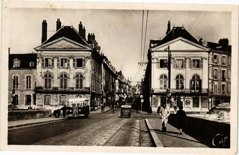 Carte postale ancienne Orleans-Rue Royale à Orléans