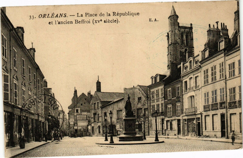Carte postale ancienne Orleans-La Place de la Republique et l'ancien Beffroi à Orléans