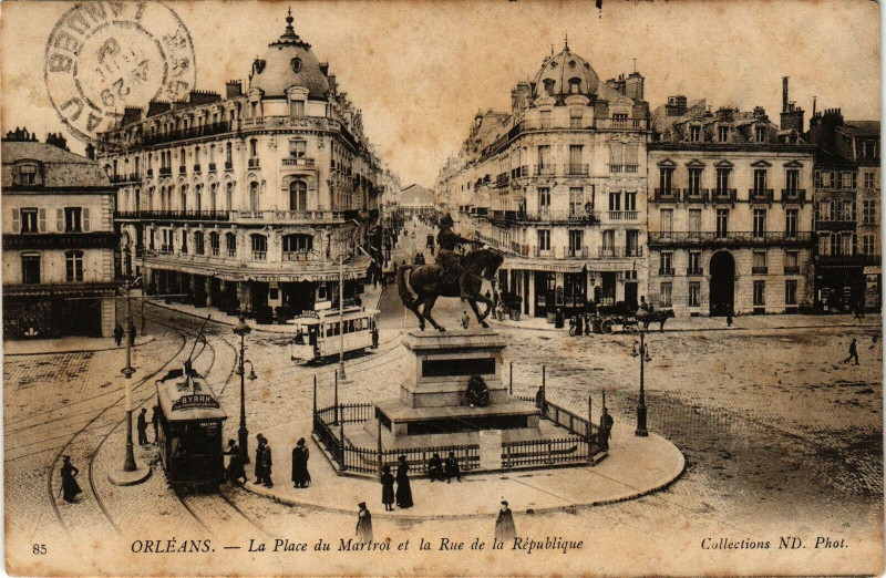 Carte postale ancienne Orleans-La Place du Martroi et la Rue de la Republique à Orléans