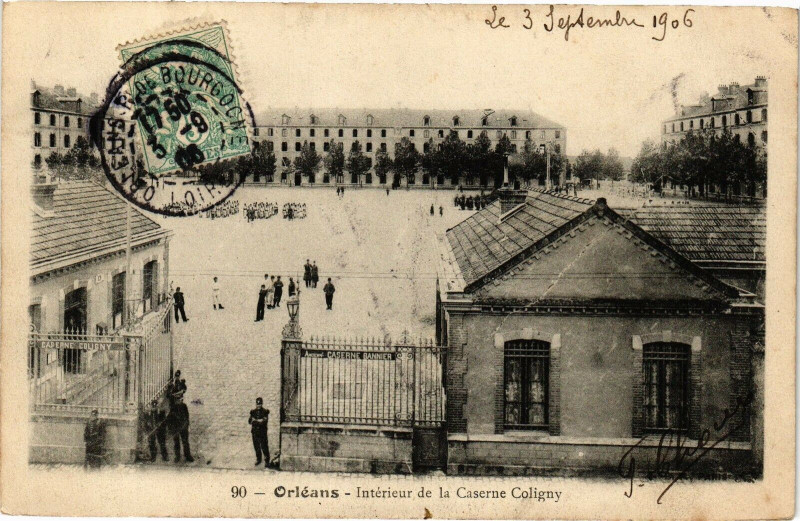 Carte postale ancienne Orleans-Interieur de la Caserne Coligny à Orléans