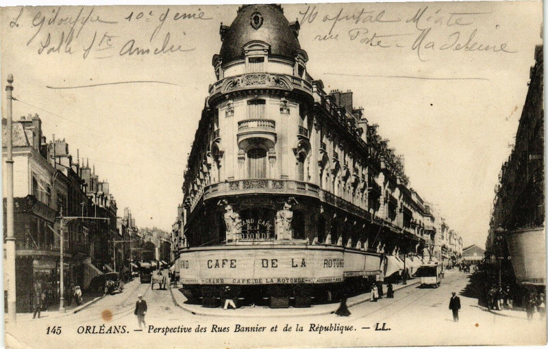 Carte postale ancienne Orleans-Perspective des Rues Bannier et de la Republique à Orléans